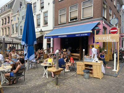 904951 Afbeelding van het terras van het café De Zaak (Korte Minrebroederstraat 9) te Utrecht, met toegangscontole als ...